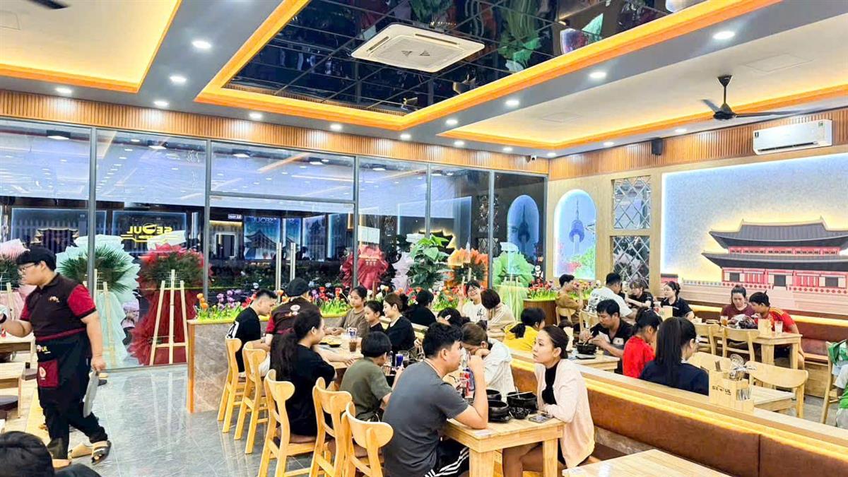 Khách trong quán Mì cay Seoul Dầu Tiếng